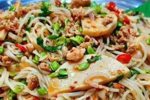 ยำขนมจีนไข่ต้ม แคปหมู
