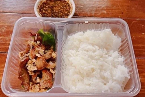ข้าวหน้าหมูทอด น้ำจิ้มแจ่ว