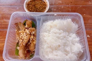 ข้าวหน้าคอหมูทอด น้ำจิ้มแจ่ว