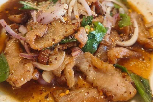 ข้าวหน้าน้ำตก คอหมูย่าง