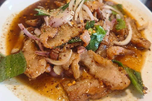 ข้าวหน้าน้ำตกคอหมูทอด