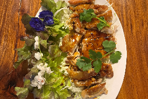 ไก่ย่างราดซอสมะขาม