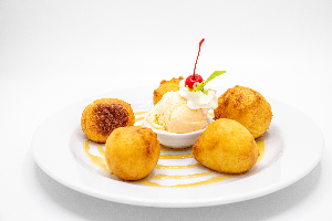 สับปะรดชุปแป้งทอด + ไอศกรีม ( Pineapple Fritter )