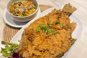 ปลากะพงทอด + ยำมะม่วง ( Fried Sea Bass with mango salad )