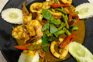 ผัดพริกแกงทะเล ( Spicy Stir Fried Seafood with Red Curry Paste )