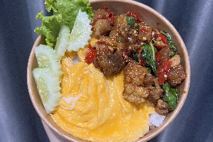 ไข่ข้นกระเพราหมูกรอบ