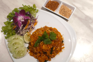 ผัดไทยทะเล ( Phad Thai with Seafood )