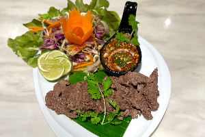 เนื้อสันนอกย่างน้ำจิ้มแจ่ว ( Grilled Sirloin thai spicy dipping sauce )