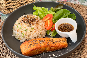 ข้าวผัดกระเทียม สเต็กแซลมอน