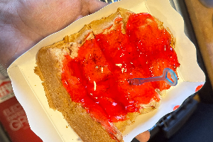 ขนมปังปิ้งไส้แยมสตอเบอรี่