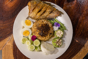 ข้าวผัดน้ำพริก DADA CAFE