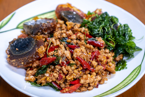 กระเพราหมูสับไข่เยี่ยวม้า