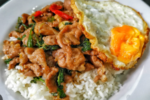 กระเพราหมูชิ้น