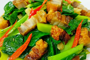 ผัดคะน้าหมูกรอบ