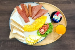 003 Omelet Breakfast Set / ชุดอาหารเช้าอเมริกันไข่ออมเล็ต