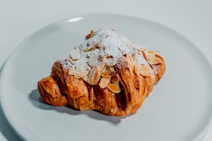 Almond croissant (ครัวซองต์อัลมอนด์)
