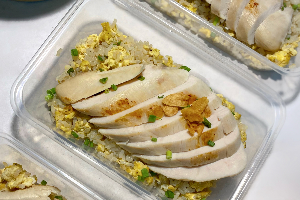 ข้าวบุกผัดไข่อกไก่ย่าง