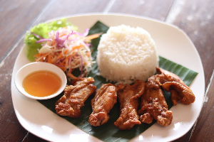 ข้าวไก่ทอดซอสน้ำปลา