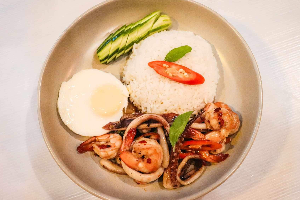 กระเพรารวมทะเล+ไข่ดาว