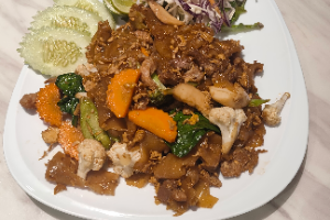 ผัดซีอิ๋วเส้นใหญ่หมู ( Stir-fried Noodle with Pork )