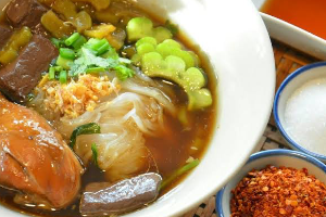 ก๋วยเตี๋ยวน้ำใส/น้ำข้น ไก่ NOODLES WITH CLEAR SOUP. CHICKEN