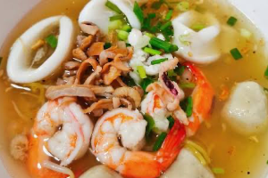 ก๋วยเตี๋ยวน้ำใส/น้ำข้น กุ้ง,เนื้อ,ทะเล NOODLES WITH CLEAR SOUP. SHRIMP/BEEF/SEAFOOD