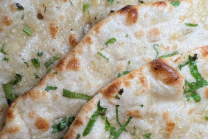 นานกระเทียม (garlic naan)