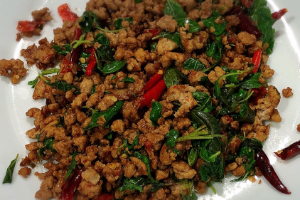 ข้าวกระเพาเนื้อโคขุน พริกแห้ง / พริกสด