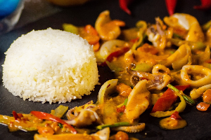 ปลาหมึกผัดซอสไข่แดงเค็ม (ราดข้าว)