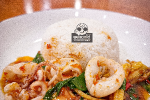 ผัดเผ็ดปลาหมึก (ราดข้าว)
