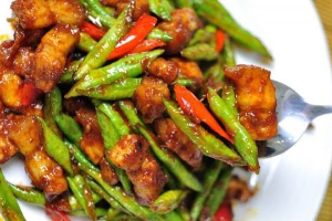 ผัดพริกแกง (ราดข้าว)