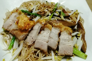 ผัดหมี่ฮ่องกงหมูกรอบ