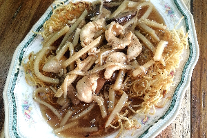 โกยซีหมี่(บะหมี่ทอดราดหน้าไก่)