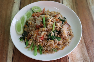 ข้าวผัดโบราณหมูกรอบ