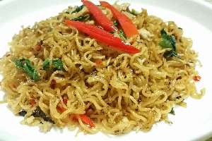 ผัดมาม่ากะเพราแห้ง