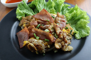 ก๋วยเตี๋ยวคั่วไก่,หมู,แฮมเบคอน,หมูกรอบ