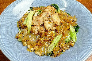 เส้นใหญ่ผัดซีอิ๊วหมู