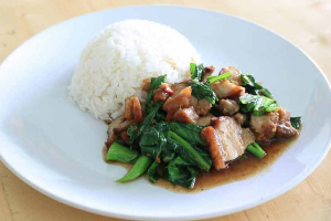 ข้าวผัดคะน้าหมูกรอบ