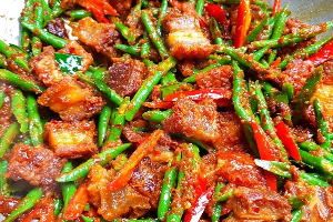 ผัดพริกแกง