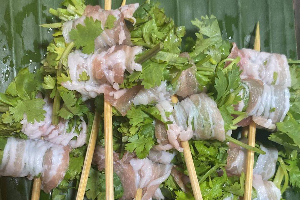 หมูสามชั้นพันผักชี