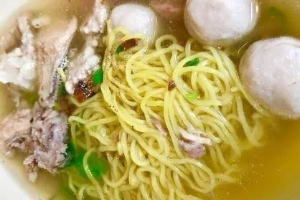 ก๋วยเตี๋ยวน้ำใส/น้ำข้น ไก่ (NOODLES WITH CLEAR SOUP, CHICKEN)