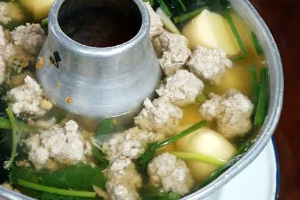 แกงจืดลูกชิ้นปลาสาหร่าย หม้อไฟ (FISH BALL WITH SEAWEED CLEAR SOUP)