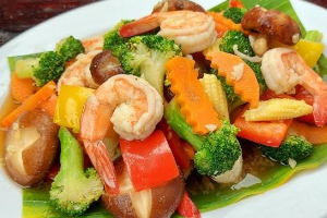 ผัดผักรวมมิตรกุ้ง (STIR FRIED MIXED VEGETABLE WITH SHRIMP)