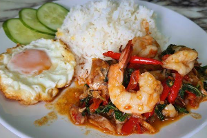 ข้าวสวยกะเพรากุ้ง/เนื้อ +ไข่ดาว (SHRIMP/BEEF STIR FRIED BASIL WITH RICE+FRIED EGG)