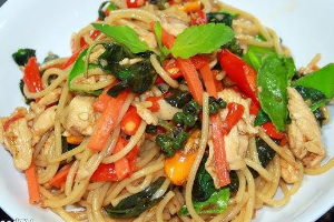 สปาเก็ตตีัผัดชี้เมาไก่ (SPAGHETTI WITH SPICY CHICKEN)