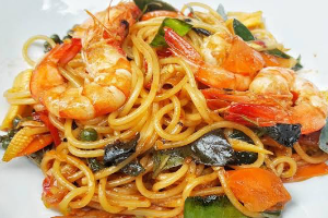 สปาเก็ตตี้ผัดขี้เมากุ้ง/เนื้อ/ทะเล (SPAGHETTI WITH SPICY SHRIMP/BEEF/SEAFOOD)