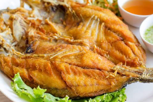 ปลากะพงทอดน้ำปลา (FRIED SNAPPER FISH WITH FISH SAUCE)