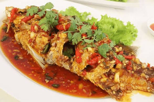 ปลากะพงราดพริก (FRIED SNAPPER FISH CHILLI SAUCE)