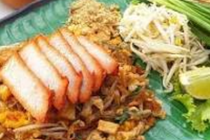 ผัดไทยหมูแดง