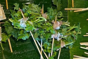 ผักชีพันหมูสามชั้น
